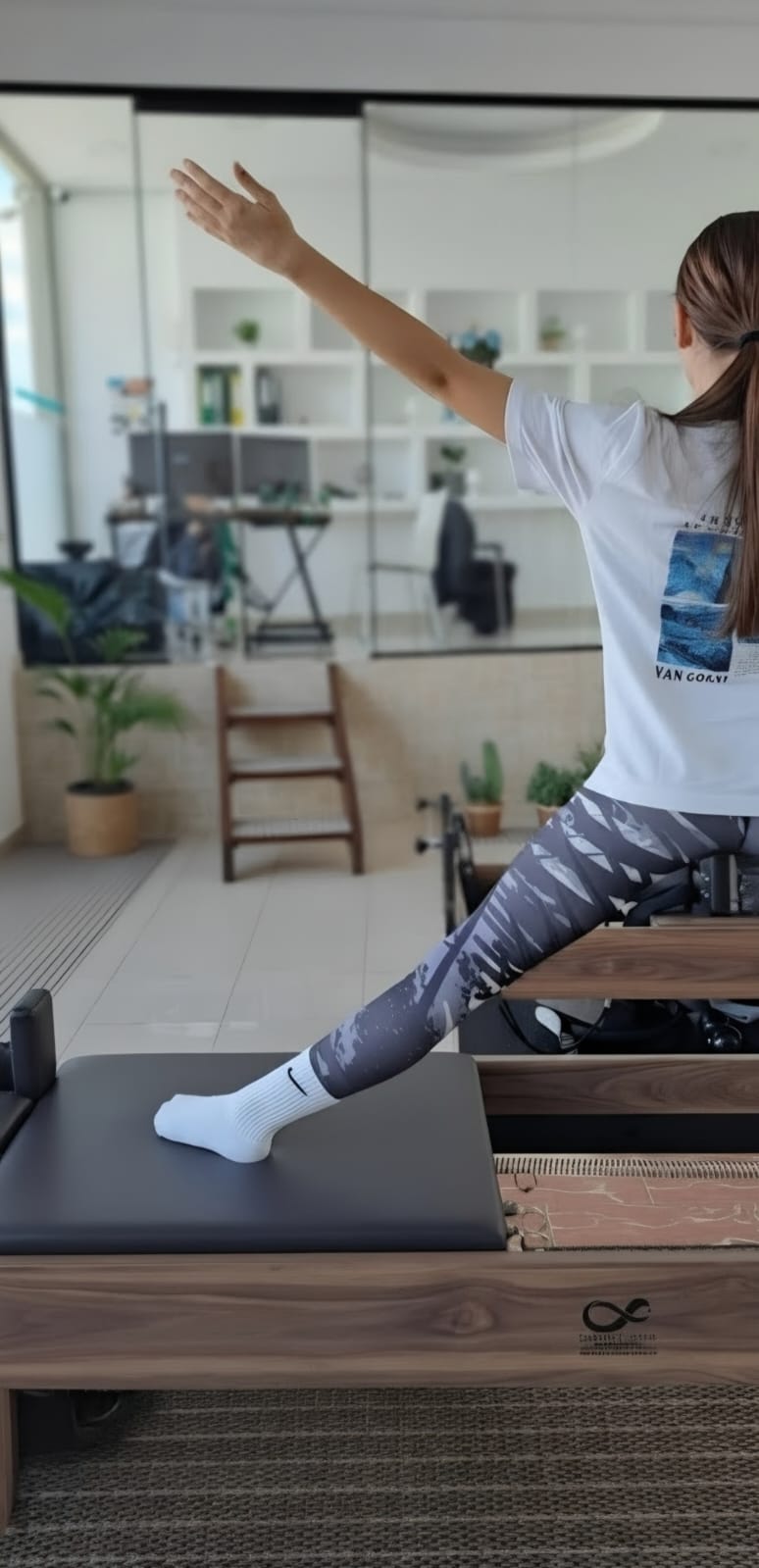 Ασκούμενη σε άσκηση ισορροπίας στον Reformer στο MV Pilates Studio
